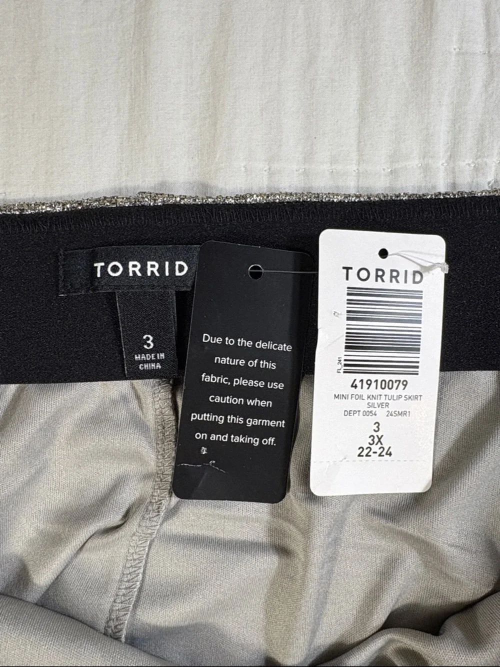 Torrid Silver Metallic Mini Foil Knit Tulip Skirt Plus Size 3 3X 22-24 New - Picture 2 of 10